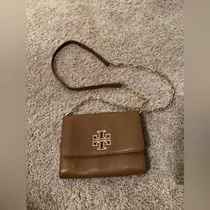 Tory Burch - Britten Chain Wallet Crossbody